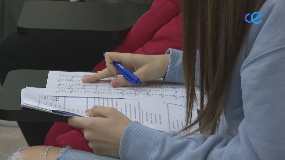 OLIMPIADA BIOLOGIA
ESTUDIANTE HACIENDO EXAMEN