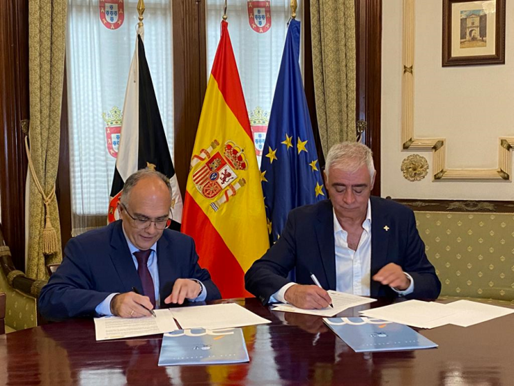 El consejero de Presidencia, Alberto Gaitán, y el presidente de Márgenes y Vínculos, Francisco Mena, durante la firma del protocolo en septiembre de 2023