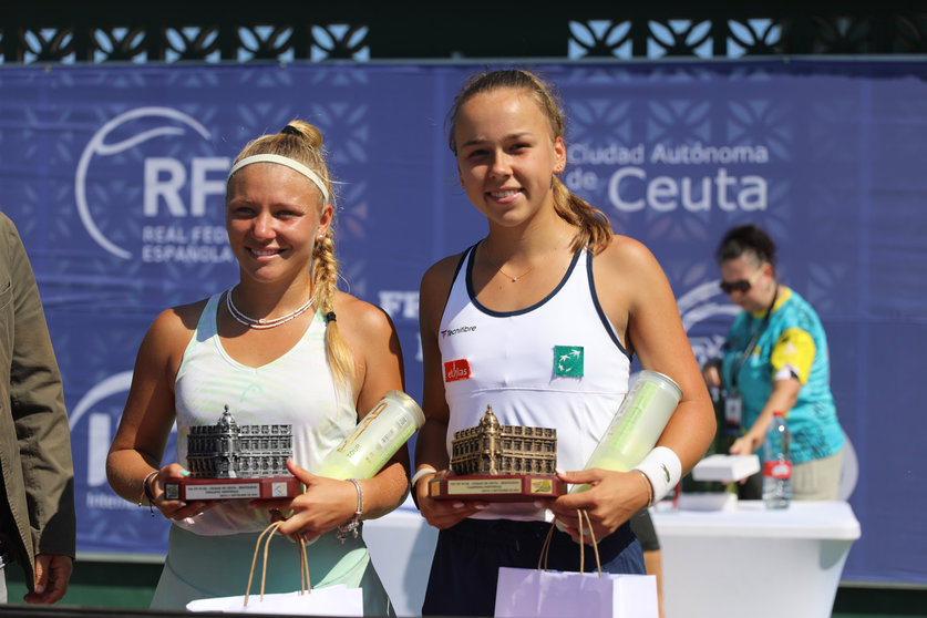 Perelló y Van Impe, con sus trofeos tras medirse en la final individual