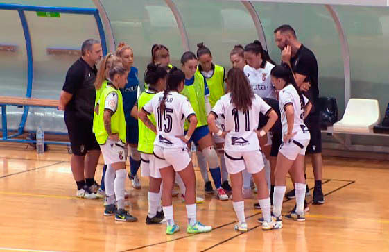 Víctor Cachón, dando instrucciones a sus jugadoras antes de empezar el partido