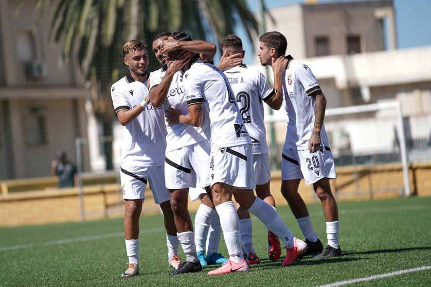 Los jugadores del Ceuta B celebran uno de los goles de Cheíto