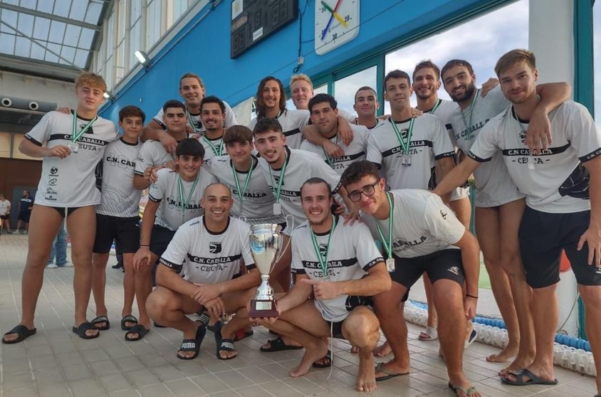 Los componentes del Caballa, con el trofeo de campeones de la Copa de Andalucía