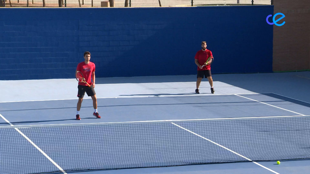 Partido de tenis de dobles