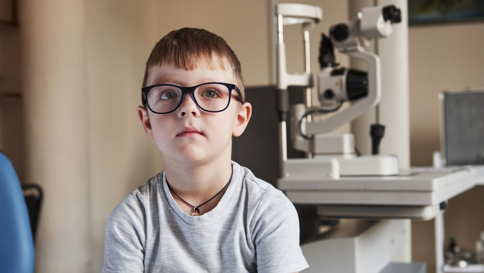 Niño con gafas