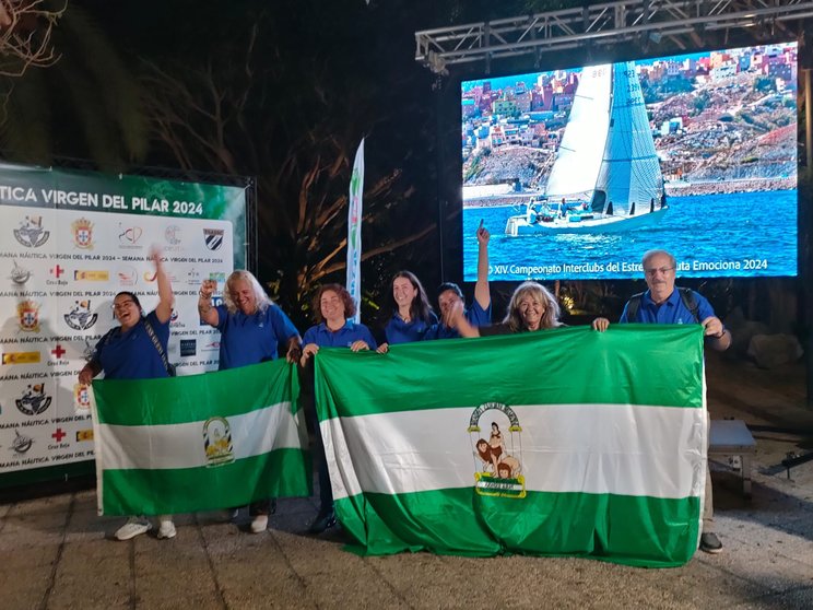 Las andaluzas celebran su triunfo en la entrega de trofeos de la competición