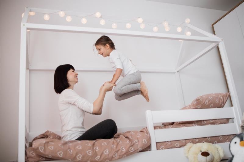 MUJER CUIDANDO NIÑO