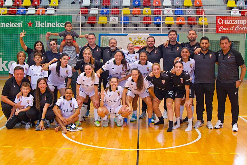 Las integrantes del Ceuta Femenino celebran su cuarta victoria de la temporada