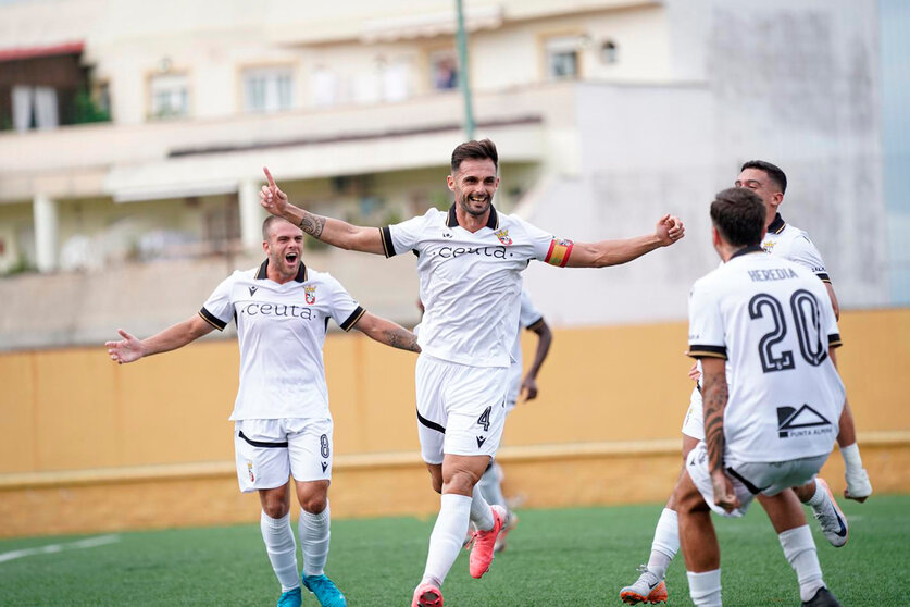 Cheíto celebra el primer gol del filial del Ceuta