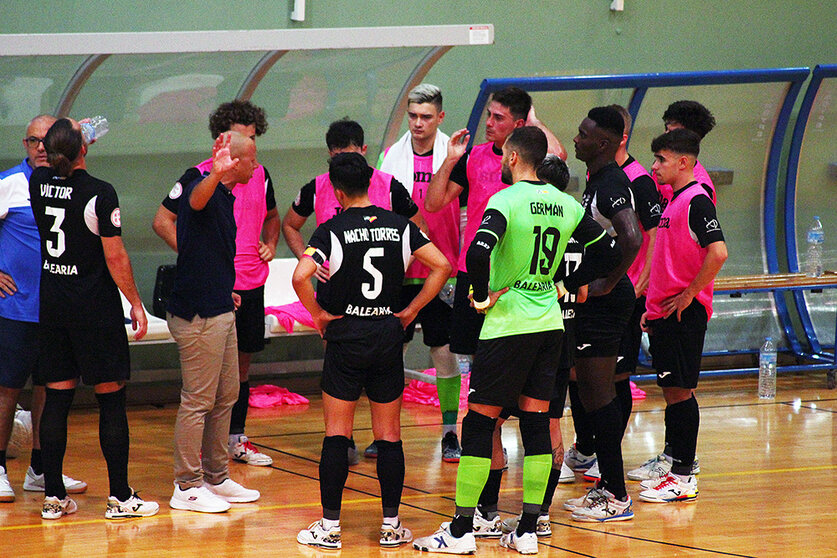 Pepe Narváez, dando instrucciones a sus jugadores en el partido de este sábado contra el O Parrulo