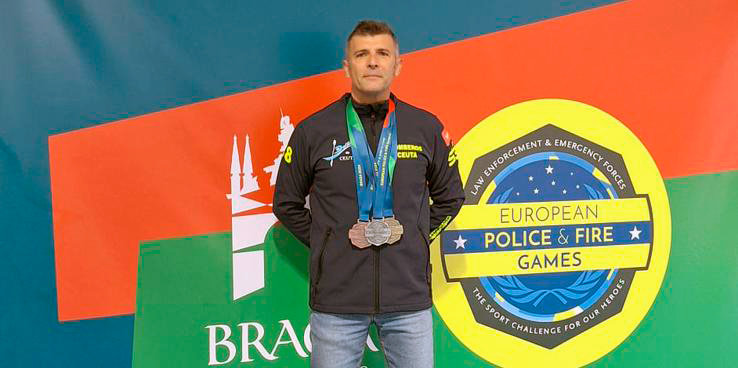 Juan Antonio Moya, con las tres medallas conseguidas en Braga