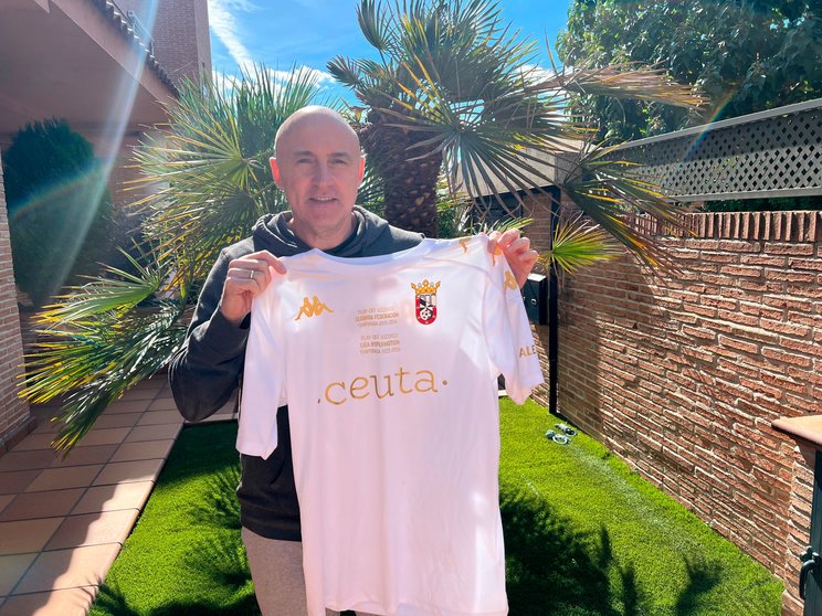 Julio Maldini posa con una camiseta de la AD Ceuta FC