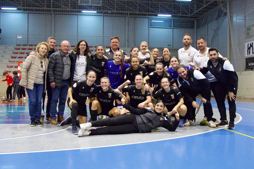 Los integrantes del equipo ceutí celebran su victoria en Almagro