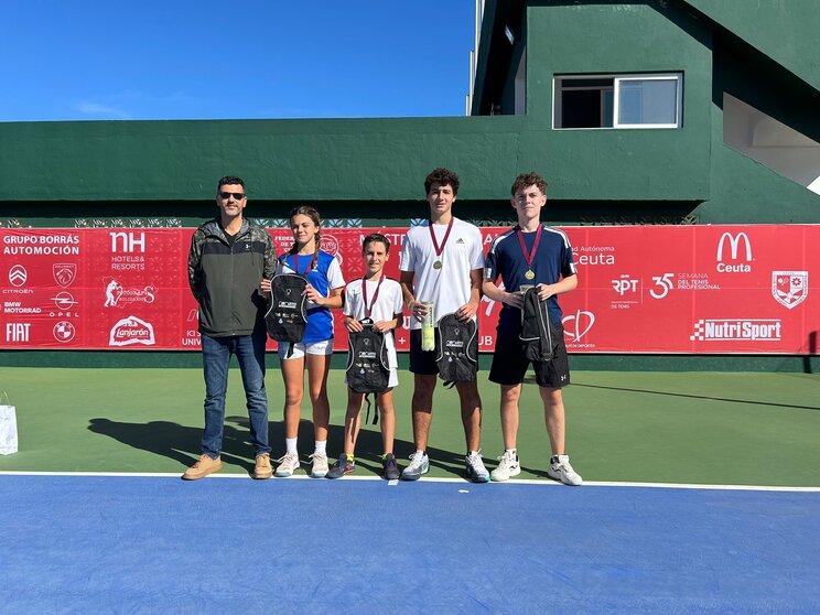 Dos de las parejas vencedoras en el torneo disputado en el Club Loma Margarita, junto al presidente de la FTC