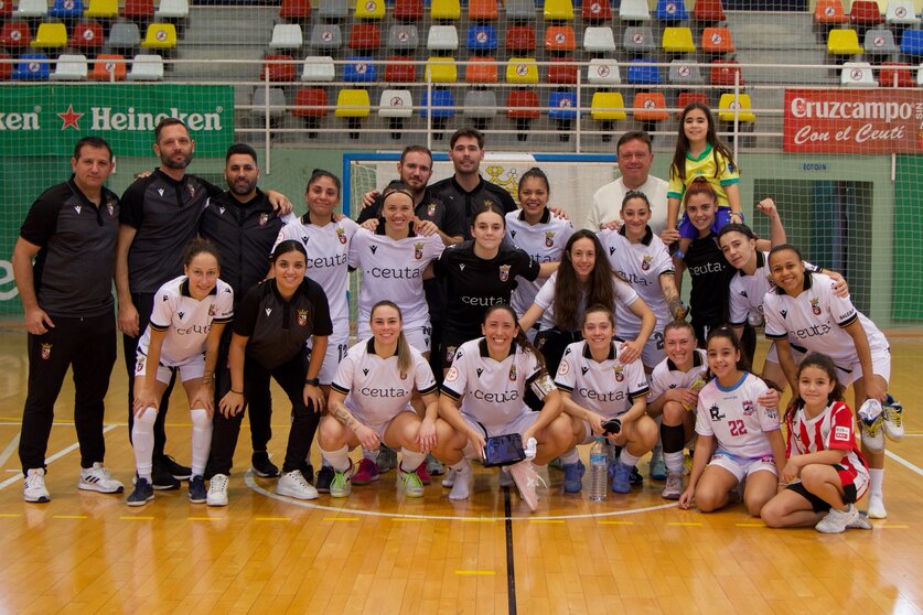 Jugadoras y cuerpo técnico posan felices tras una nueva victoria