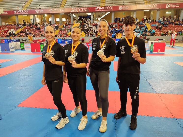 Algunos de los karatecas ceutíes medallistas en Córdoba