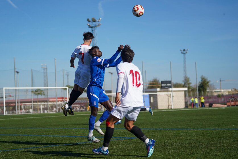 Moussa disputa un balón aéreo con el sevillista Sergio Veces