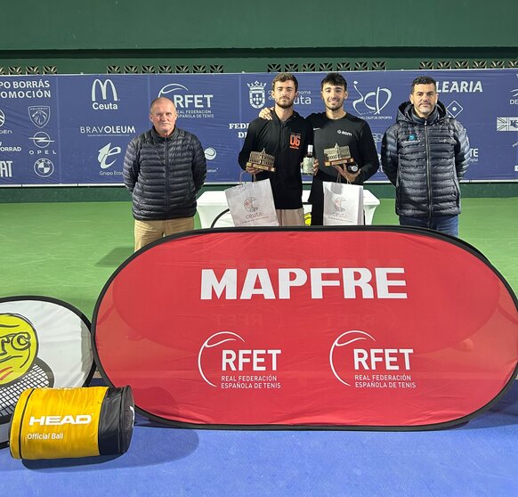 Los campeones de dobles posan con sus trofeos