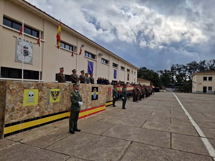 3.Efectuado el relevo, el coronel saliente se despide de la Bandera