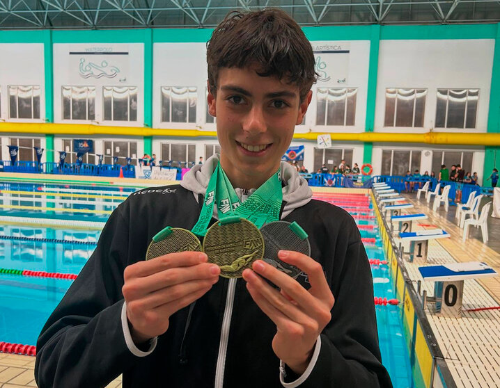 Alejandro López muestra las tres medallas conseguidas en Cádiz