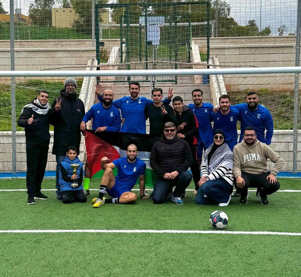 Los campeones posan con algunos miembros de la organización