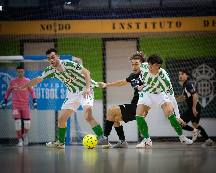 El unionista Amin lucha por un balón con dos jugadores del Betis Futsal