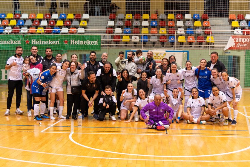 Los integrantes del Ceuta Femenino celebran una nueva victoria en el 'Guillermo Molina'