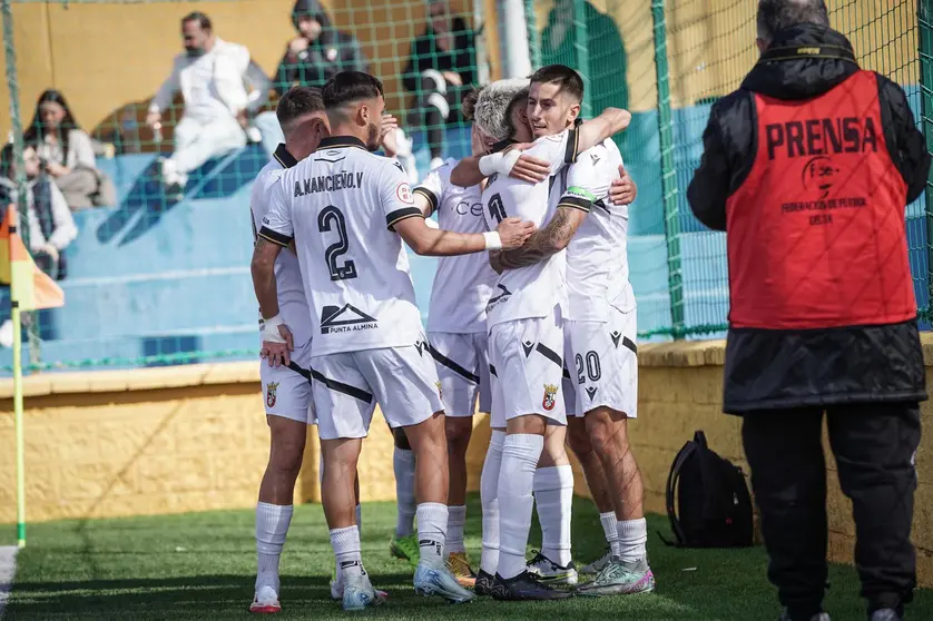 Juanpe es felicitado por su compañeros tras anotar el gol que a la postre sería de la victoria