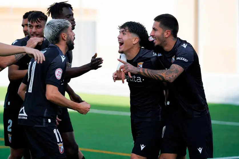 Los jugadores del Ceuta B celebran el gol de Cobo en Tomares