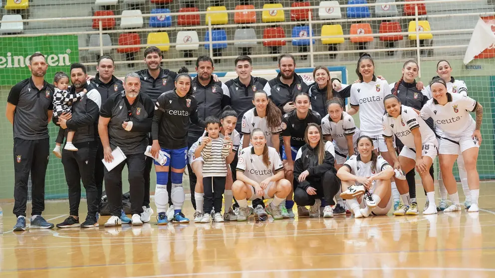 Los integrantes del Ceuta Femenino celebran la nueva victoria conseguida