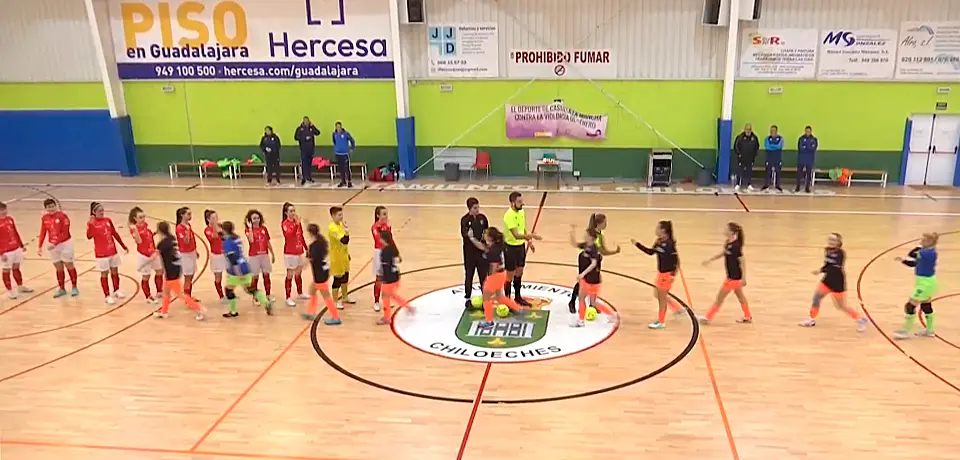 Las jugadoras de Chiloeches y Camoens se saludan antes de empezar su partido