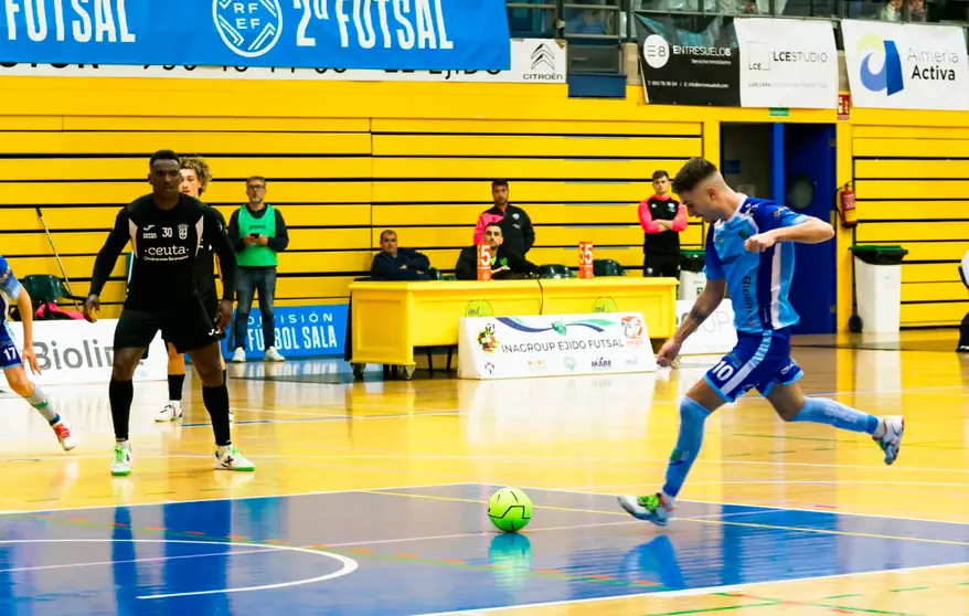 Héder observa el disparo de un jugador ejidense