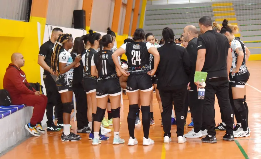 Larbi Hamed y sus jugadoras, durante el partido de este sábado contra el Benidor