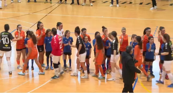 Las jugadoras del Camoens y el Afanion se saludan antes del partido