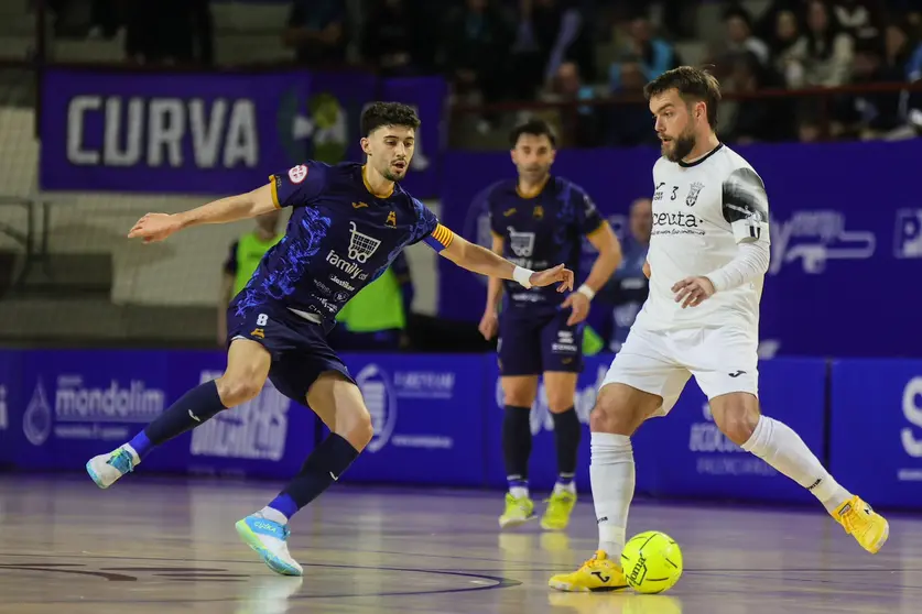 Víctor Arévalo golpea el balón ante un jugador del Alzira