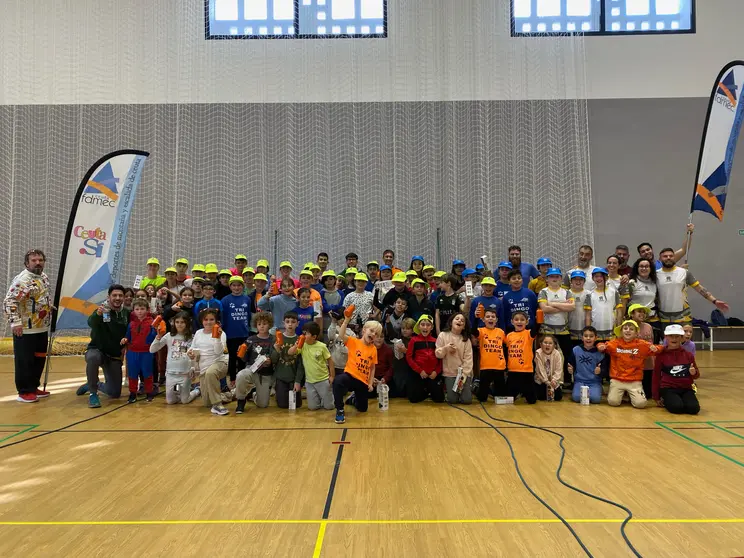 Foto de familia de los niños y niñas, junto a los monitores que han participado en la actividad