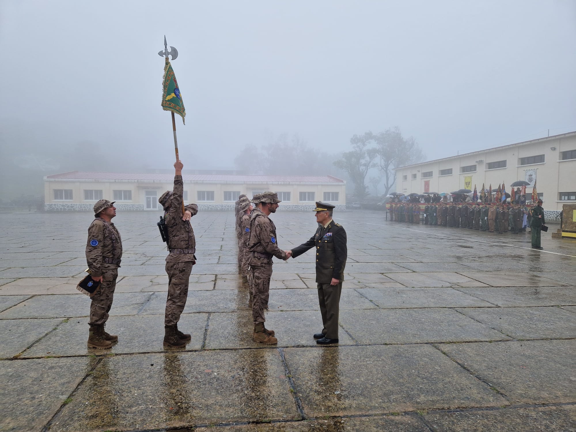 Saludo del Comandante General al Jefe del contigente, tras finalizar la parada militar
